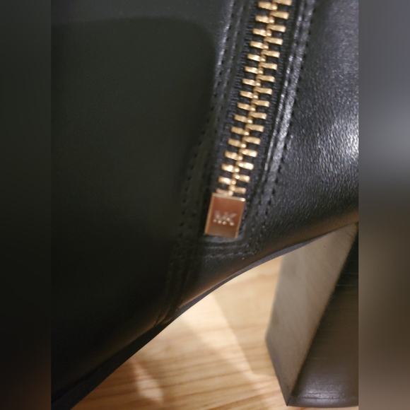 Women's Michael Kors Sheila Blk Leather Ankle Boot Chunky heel. HH: 3” sz. 9 - Picture 2 of 4